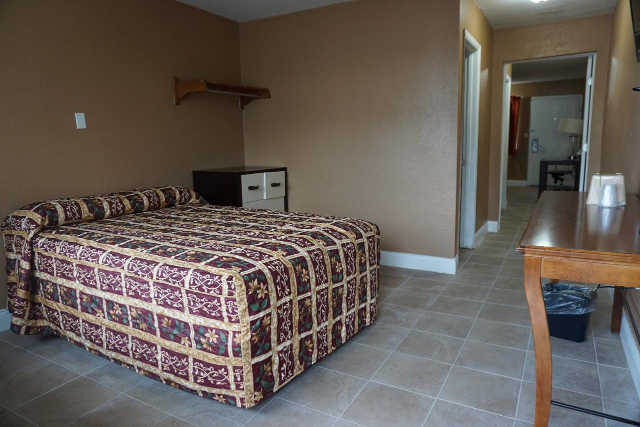 Econo Lodge *
